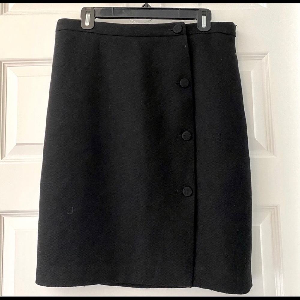 Reiss black skirt with side buttons. New never worn. Size 6